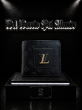 BILLETERA LV COLOR NEGRO/DETALLES/PLACA CENTRAL "LV"RELIEVE LV / NEGRO
