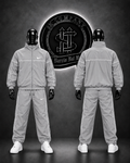 CONJUNTO IMPERMEABLE NK COLOR GRIS/DETALLES/LOGO FRONTAL/LINEAS GRUESAS HORIZONTAL MANGAS/VERTICALES SUDADERA